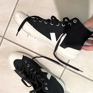 Veja canvas high top black and white
